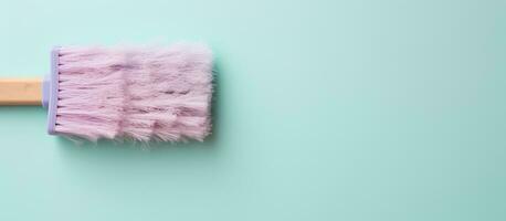 foto van een roze stofdoek Aan een blauw muur met een houten handvat, met kopiëren ruimte met kopiëren ruimte