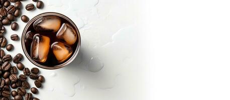 foto van een verfrissend kop van bevroren koffie met koffie bonen net zo een backdrop met kopiëren ruimte