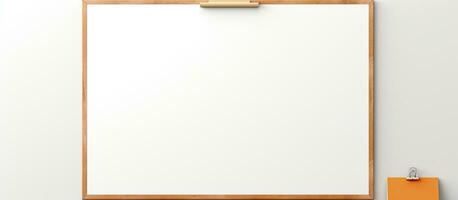 foto van een wit bord met een klembord gehecht, het verstrekken van een blanco canvas voor ideeën en aantekeningen met kopiëren ruimte