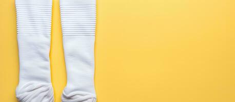 foto van een paar- van wit sokken aan het liegen Aan een levendig geel achtergrond met kopiëren ruimte