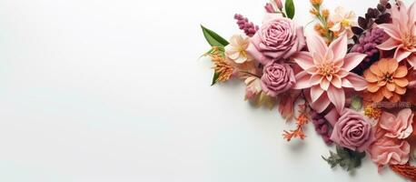 foto van een kleurrijk bloemen arrangement Aan een getextureerde muur met kopiëren ruimte