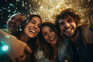 groep van vrienden vieren nieuw jaar vooravond foto