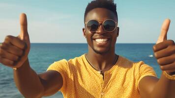 ai generatief glimlachen Afrikaanse Amerikaans millennial Mens in bril kijken Bij camera golvend gezegde Hallo pratend Aan video telefoontje gelukkig zwart mannetje vlogger in bril groet met abonnees schieten foto