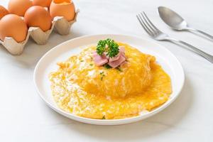 romige omelet met ham op rijst