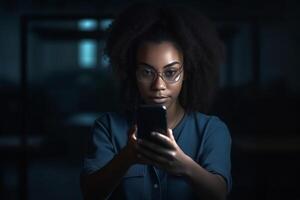 ai generatief van streek verward Afrikaanse vrouw Holding mobiele telefoon hebben probleem met mobiel telefoon gefrustreerd boos gemengd ras meisje lezing slecht nieuws in bericht op zoek Bij smartphone geërgerd door spam O foto