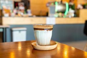 vieze koffie - een glaasje espresso vermengd met koude verse melk