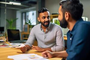 ai generatief jong Indisch vrouw mentor trainer arbeider pratend naar mannetje collega onderwijs intern hebben bedrijf gesprek met collega echt Hindoe manager helpen collega bespreken nieuw p foto