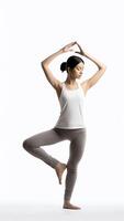 ai generatief jong sportief aantrekkelijk vrouw beoefenen yoga aan het doen paripurna navasana oefening balans houding werken uit vervelend sportkleding zwart broek en top binnen- vol lengte wit yoga studio foto