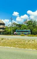 playa del carmen qiuntana roo Mexico 2023 kleurrijk roze geel groen xcaret bus playa del carmen Mexico. foto