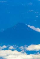 vliegend door vlak over- Mexico visie van vulkanen bergen wolken. foto