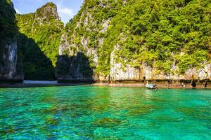 mooi tropisch kalksteen eilanden Aan koh phi phi leh Thailand. foto