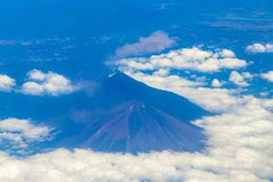 vliegend door vlak over- Mexico visie van vulkanen bergen wolken. foto
