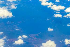 vliegend door vlak over- Mexico visie van vulkanen bergen wolken. foto