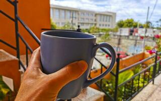 blauw koffie kop in een Mexicaans appartement. foto