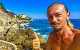 selfie met rotsen kliffen visie golven strand puerto escondido Mexico. foto