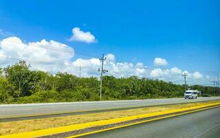 bezig weg straat auto's verkeer jam playa del carmen Mexico. foto