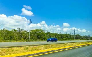 bezig weg straat auto's verkeer jam playa del carmen Mexico. foto