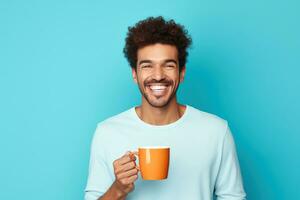 gelukkig Mens met kop van koffie foto