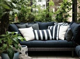 modern lounge buitenshuis in achtertuin. buitenkant veranda van huis met zwart acapulco fauteuils en planten potten. knus ruimte in patio of balkon met guirlande. gemaakt met generatief ai technologie. foto