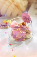 verjaardagskoekjes - detail van een desserttafel - kleurrijke koekjes met nummer 7