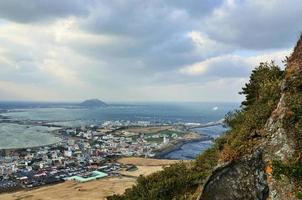 het geweldige uitzicht vanaf de vulkaan ilchulbong. eiland jeju, zuid-korea