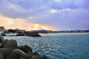 prachtige zonsondergang op zee. eiland jeju, zuid-korea foto