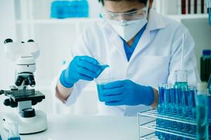 wetenschapper menging chemisch vloeistoffen in de chemie laboratorium. onderzoeker werken in de chemisch laboratorium foto