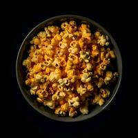 popcorn in een kom Aan een zwart achtergrond. top visie. foto