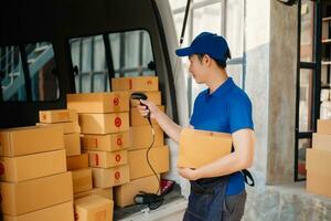 glimlachen levering Mens staand in voorkant van zijn busje met Holding doos en tablet levering huis en Verzending foto