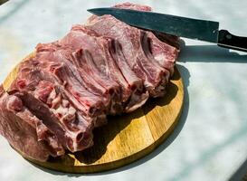 vers geportioneerd rauw varkensvlees ribben steaks Aan een houten keuken bord. stukken van varken vlees detailopname foto