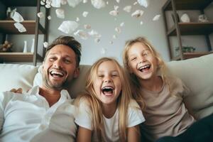 gelukkig familie hebben pret Bij huis samen foto