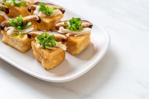 gegrilde tofu met shitake-paddenstoel en gouden naald-paddenstoel foto