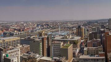 Johannesburg, zuiden Afrika augustus 13 2018 de horizon van downtown Johannesburg met de Nelson mandela brug in de centrum foto