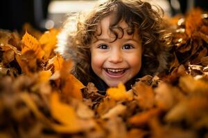 een meisje spelen in een stapel van bladeren foto