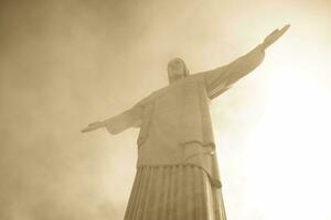 Rio de Janeiro Brazilië, maart 4 2012 Christus de Verlosser standbeeld in Rio de janeiro, gedekt in wolken foto