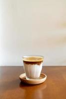 vieze koffie - een glaasje espresso vermengd met koude verse melk