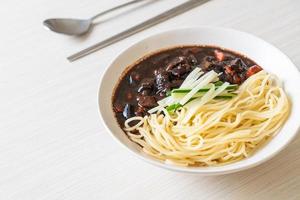 jajangmyeon of jjajangmyeon is Koreaanse noedels met zwarte saus foto