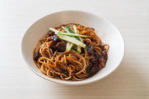 jajangmyeon of jjajangmyeon is Koreaanse noedels met zwarte saus foto