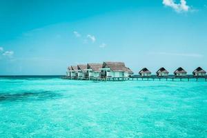 prachtige tropische Malediven resorthotel en eiland met strand en zee foto