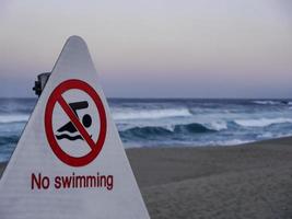 verboden te zwemmen. wegwijzer op het strand van Sokcho. Zuid-Korea. foto