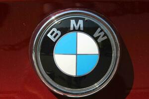 Sankt petersburg Rusland - 08 09 2023 BMW logo gedrukt Aan papier en geplaatst. BMW is een Duitse auto- fabrikant. foto