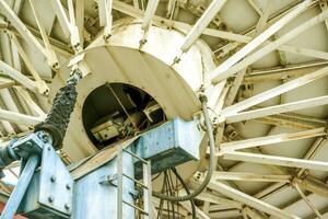 detailopname en structuur van terug groots satelliet schotel Bij TV station. foto