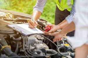 detailopname en Bijsnijden auto reparatie controle motor en post een lijst van reparaties volgens naar klant bestellingen met zon en lens gloed achtergrond. foto