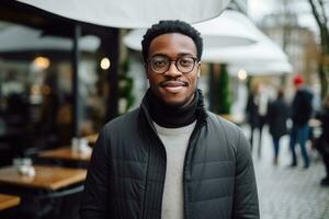 Afro Amerikaan zakenman met bril in een straat achtergrond foto