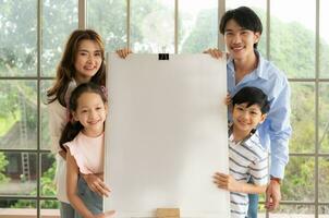 familie van artiesten dat besteden weekends Bij huis schilderij met water foto