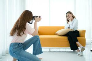 mooi Aziatisch vrouw fotograaf nemen afbeelding met professioneel camera Bij huis foto