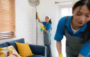 dichtbij omhoog van jong vrouw schoonmaak verdieping met dweil. huiswerk concept foto