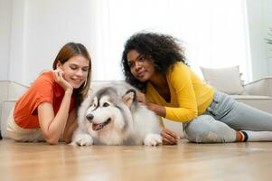 lgbt paar met Siberisch schor hond Bij huis foto