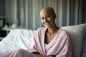 kaal vrouw glimlachen in kanker ziekenhuis bed met leeg ruimte voor tekst foto
