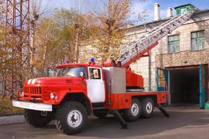 een grote Sovjet-rode brandweerwagen maakt zich klaar om te vertrekken foto